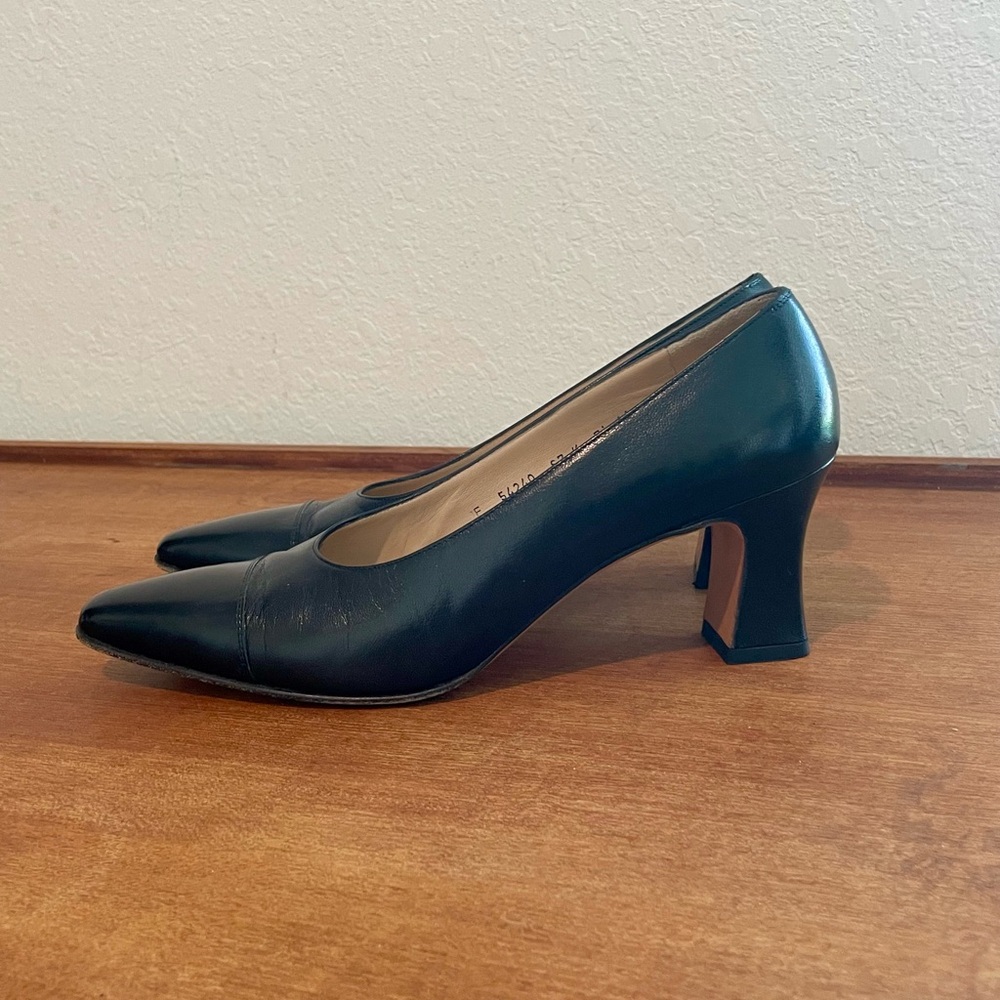 Vintage 1960s Salvatore Ferragamo Italian Cap Toe Black Leather Pumps Size 7AA - Picture 5 of 14